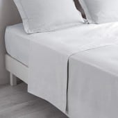 Drap blanc 240x310 cm sur un lit