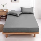 Drap housse gris 120x190 cm posé sur un lit