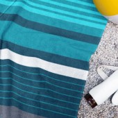 Vue de la serviette rayée bleue et grise sur la plage