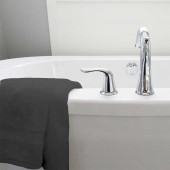 Drap de bain 70x140 cm 100%  coton posé sur baignoire anthracite