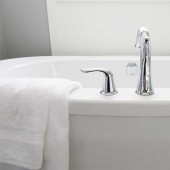 Lot de deux serviettes 100% coton 100x150 cm 600grammes/m² posées sur baignoire blanches