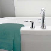Lot de deux serviettes 100% coton 100x150 cm 600grammes/m² posées sur baignoire vert sauge