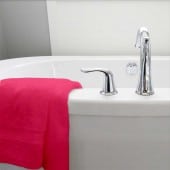 Lot de deux serviettes 100% coton 100x150 cm 600grammes/m² posées sur baignoire fuchsia
