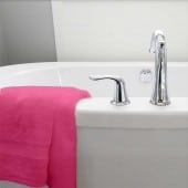 Lot de deux serviettes 100% coton 100x150 cm 600grammes/m² posées sur baignoire rose clair