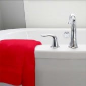 Lot de deux serviettes 100% coton 100x150 cm 600grammes/m² posées sur baignoire rouge