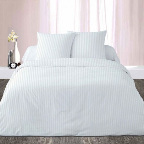 Housse de couette Satin blanc 220x240 cm sur un lit