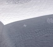 Zoom sur les motifs de notre couvre-lit François Gris.