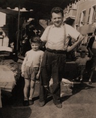 Monsieur Neyret et son fils au marché d'Albertville